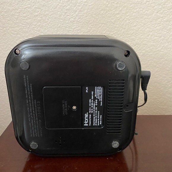 iHome Lightning Docking Station - Picture 3 of 6